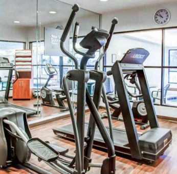 Comfort Suites Lombard – Addison’s fitness center has numerous exercise machines for guests.