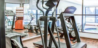 Comfort Suites Lombard – Addison’s fitness center has numerous exercise machines for guests.