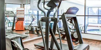 Comfort Suites Lombard – Addison’s fitness center has numerous exercise machines for guests.