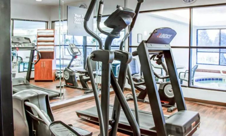 Comfort Suites Lombard – Addison’s fitness center has numerous exercise machines for guests.