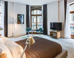 Guest room in Hotel Gault, featuring double bed, widescreen television and large windows.