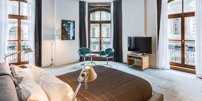 Guest room in Hotel Gault, featuring double bed, widescreen television and large windows.