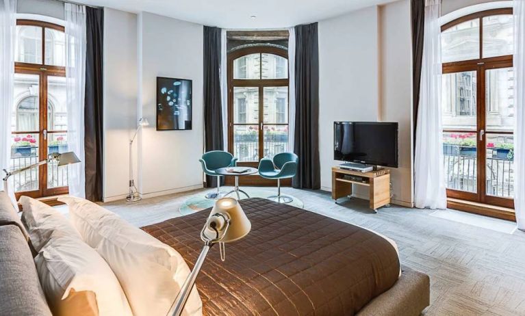 Guest room in Hotel Gault, featuring double bed, widescreen television and large windows.