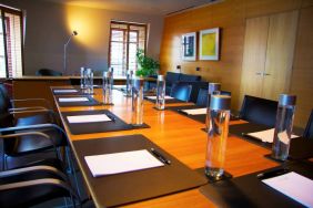 Meeting room in Hotel Gault, with long table and surrounding chairs.