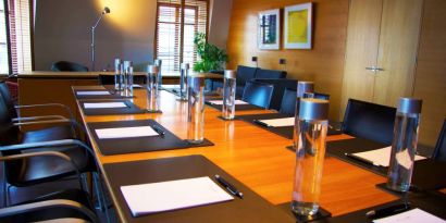 Meeting room in Hotel Gault, with long table and surrounding chairs.