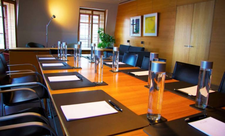 Meeting room in Hotel Gault, with long table and surrounding chairs.