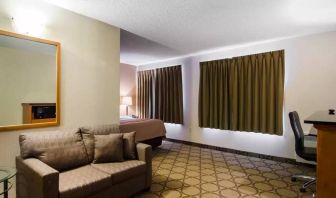 Guest room in the Comfort Inn Saskatoon, with double bed and sofa.