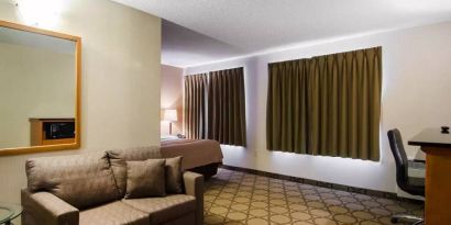 Guest room in the Comfort Inn Saskatoon, with double bed and sofa.