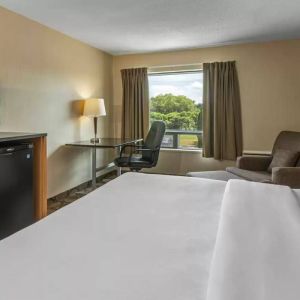 Double bed guest room in Comfort Inn Edmonton West, with desk and chair for working.