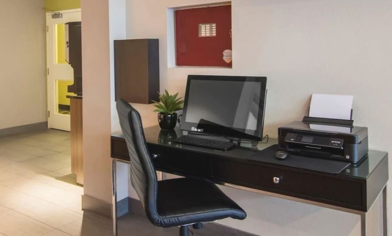 Dedicated business center with PC and internet at Comfort Inn Airport East Ancienne-Lorette.