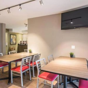 Dining and coworking space at Comfort Inn Airport East Ancienne-Lorette.