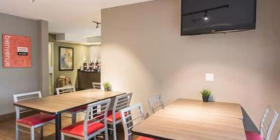 Dining and coworking space at Comfort Inn Airport East Ancienne-Lorette.