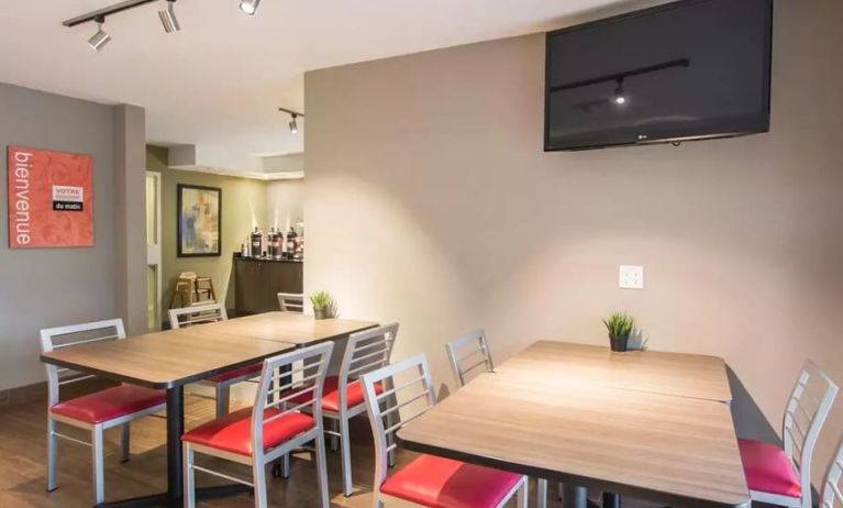 Dining and coworking space at Comfort Inn Airport East Ancienne-Lorette.