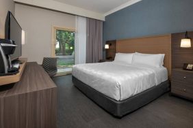 Guest room in Holiday Inn Kingston Waterfront, with double bed and a desk and chair for working.