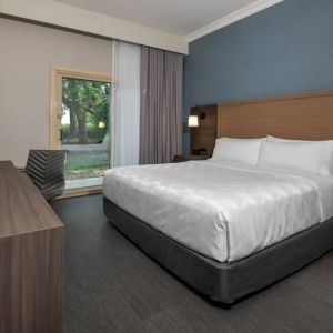 Guest room in Holiday Inn Kingston Waterfront, with double bed and a desk and chair for working.