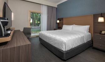 Guest room in Holiday Inn Kingston Waterfront, with double bed and a desk and chair for working.