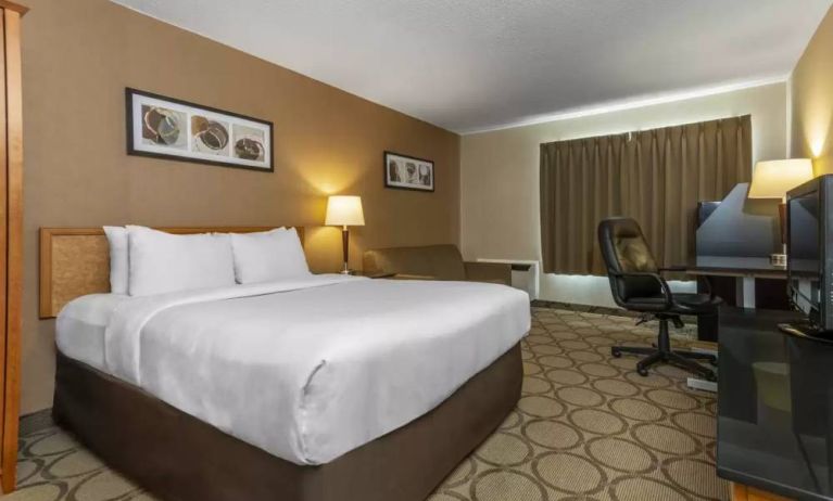 Guest room in Comfort Inn Brandon with double bed and workspace desk and chair.