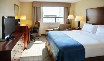 Holiday Inn Winnipeg Downtown guest room featuring double bed and workspace desk/chair.