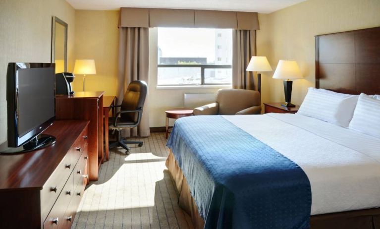 Holiday Inn Winnipeg Downtown guest room featuring double bed and workspace desk/chair.