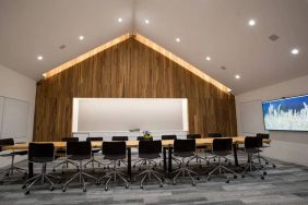 A conference room in the Hyatt Union Square New York with space for over a dozen attendees around a long table.