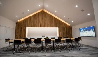 A conference room in the Hyatt Union Square New York with space for over a dozen attendees around a long table.