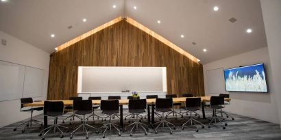 A conference room in the Hyatt Union Square New York with space for over a dozen attendees around a long table.