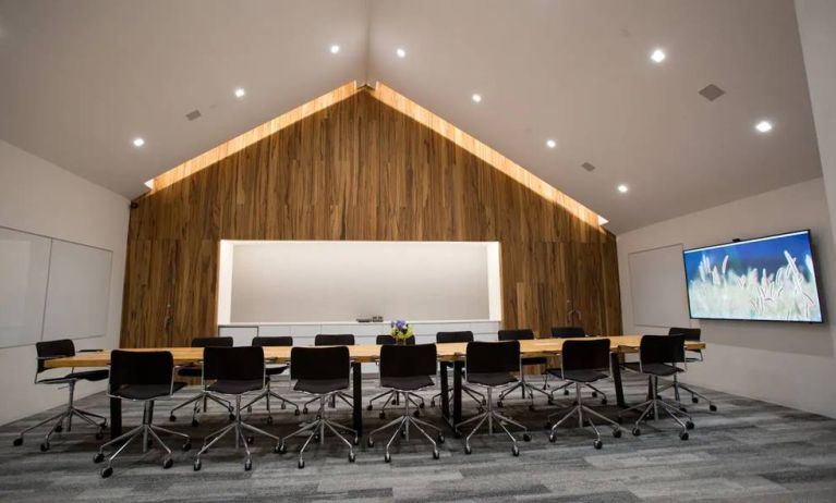 A conference room in the Hyatt Union Square New York with space for over a dozen attendees around a long table.