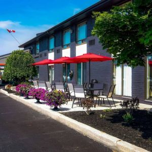 Comfort Inn Belleville’s exterior has shaded tables and chairs for outside dining and socializing.