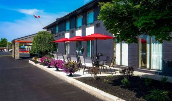 Comfort Inn Belleville’s exterior has shaded tables and chairs for outside dining and socializing.