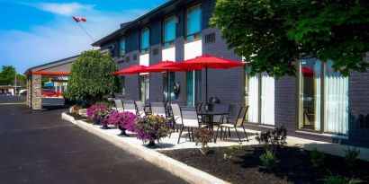 Comfort Inn Belleville’s exterior has shaded tables and chairs for outside dining and socializing.