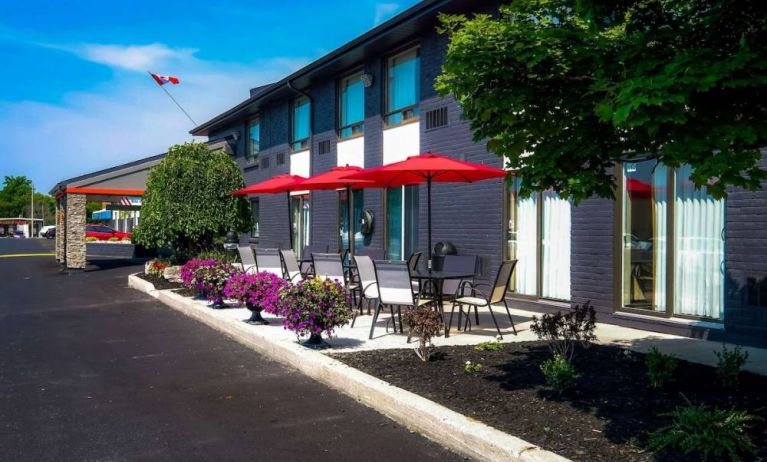 Comfort Inn Belleville’s exterior has shaded tables and chairs for outside dining and socializing.