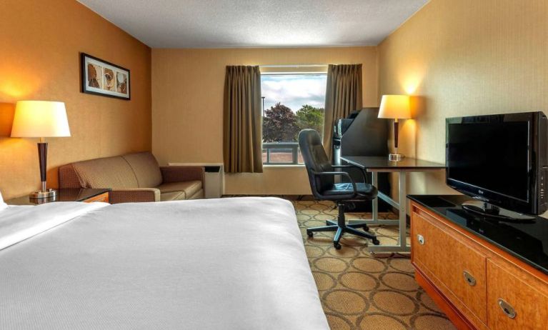 Double bed guest room in Comfort Inn Sault Ste. Marie, including a workspace desk and chair.