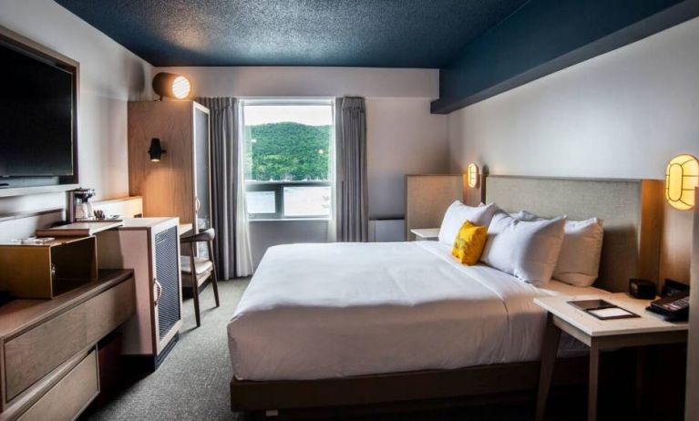 DoubleTree by Hilton St. John’s Harbourview guest room, with large double bed and TV.