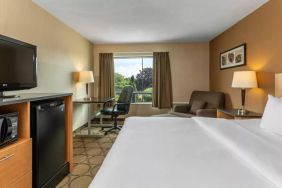 Double bed guest room in Comfort Inn Gatineau, with workspace desk and chair.