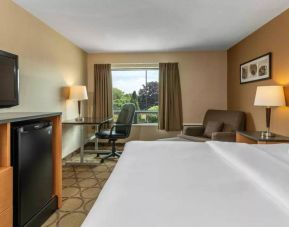 Double bed guest room in Comfort Inn Gatineau, with workspace desk and chair.