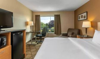 Double bed guest room in Comfort Inn Gatineau, with workspace desk and chair.