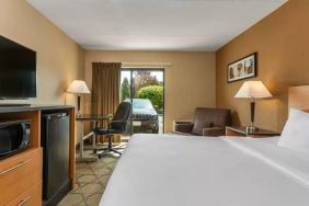 Comfort Inn Gatineau guest room, featuring large window as well as an armchair.