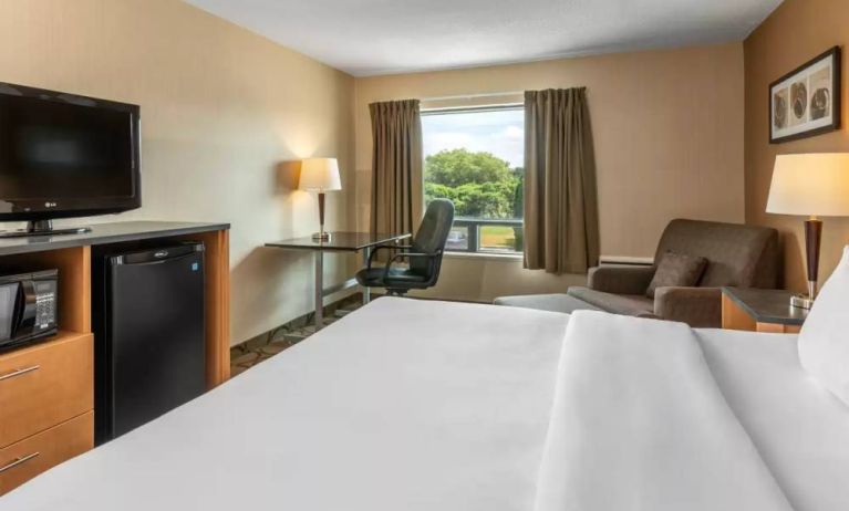 Double bed guest room in Comfort Inn Pembroke, including workspace desk and chair.