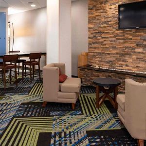 Lounge and coworking space at Holiday Inn Express Towson Baltimore N.