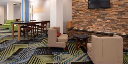 Lounge and coworking space at Holiday Inn Express Towson Baltimore N.