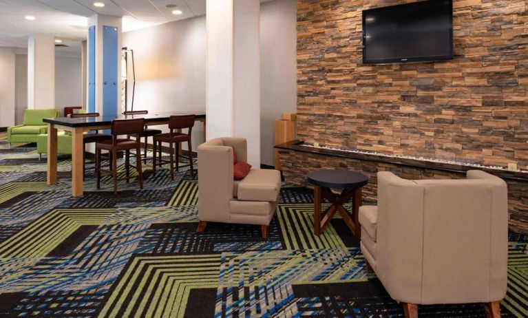 Lounge and coworking space at Holiday Inn Express Towson Baltimore N.