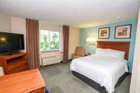 Double bed guest room in Candlewood Suites Meridian, with TV and window.