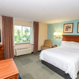 Double bed guest room in Candlewood Suites Meridian, with TV and window.