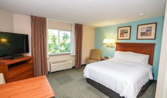 Double bed guest room in Candlewood Suites Meridian, with TV and window.