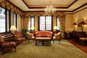 The Wall Street Inn’s lounge lobby, with stylish décor and sofa/armchair seating.