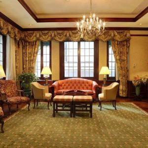 The Wall Street Inn’s lounge lobby, with stylish décor and sofa/armchair seating.