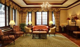 The Wall Street Inn’s lounge lobby, with stylish décor and sofa/armchair seating.