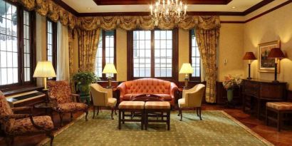 The Wall Street Inn’s lounge lobby, with stylish décor and sofa/armchair seating.