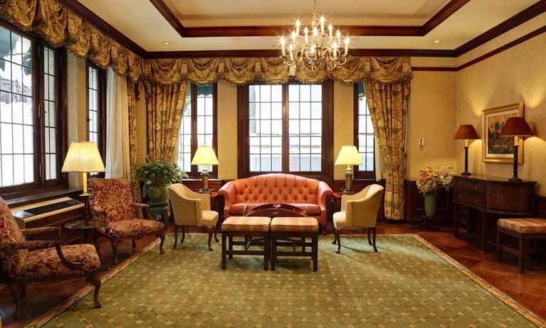 The Wall Street Inn’s lounge lobby, with stylish décor and sofa/armchair seating.