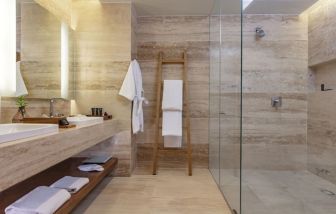 Private guest bathroom with shower at Hyatt Centric Campestre Leon.